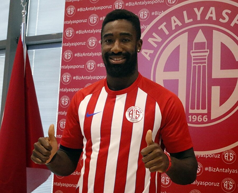 Antalyaspor’un stoperi Johan Djourou’u Serie A ekibi SPAL’ın kadrosuna katmak istediği iddia edildi.