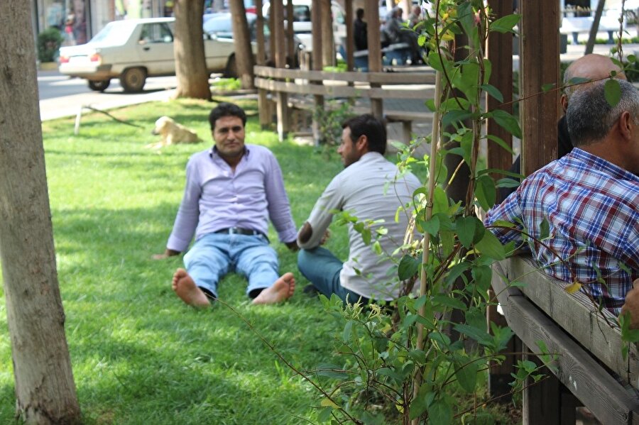 Vatandaşlar, su fıskıyeleri kenarlarında, parklarda serinlemeye çalışıyor.