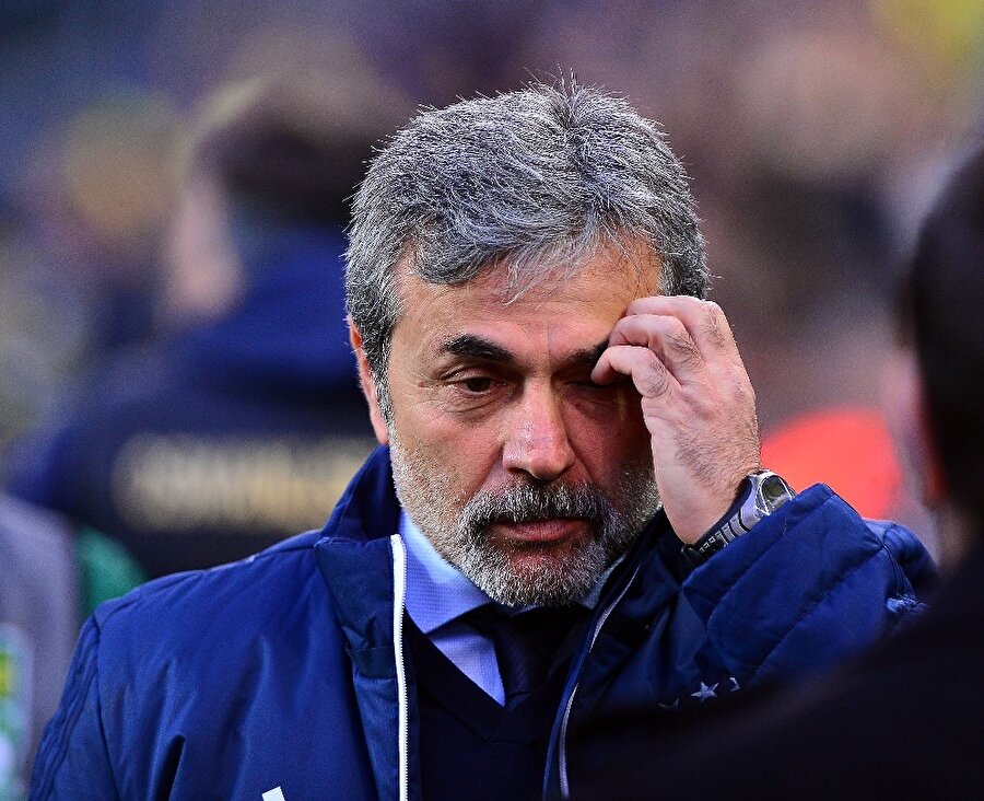 Aykut Kocaman'ın maç esnasındaki düşünceli halinin en doğal yakalanmış anı.