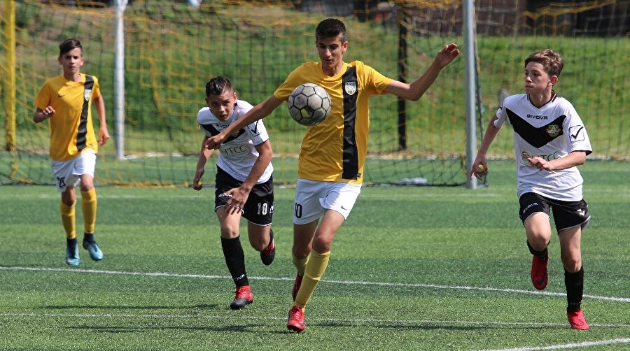 62 golle gol kralı olan Türk, Macaristan'a damga vurdu.