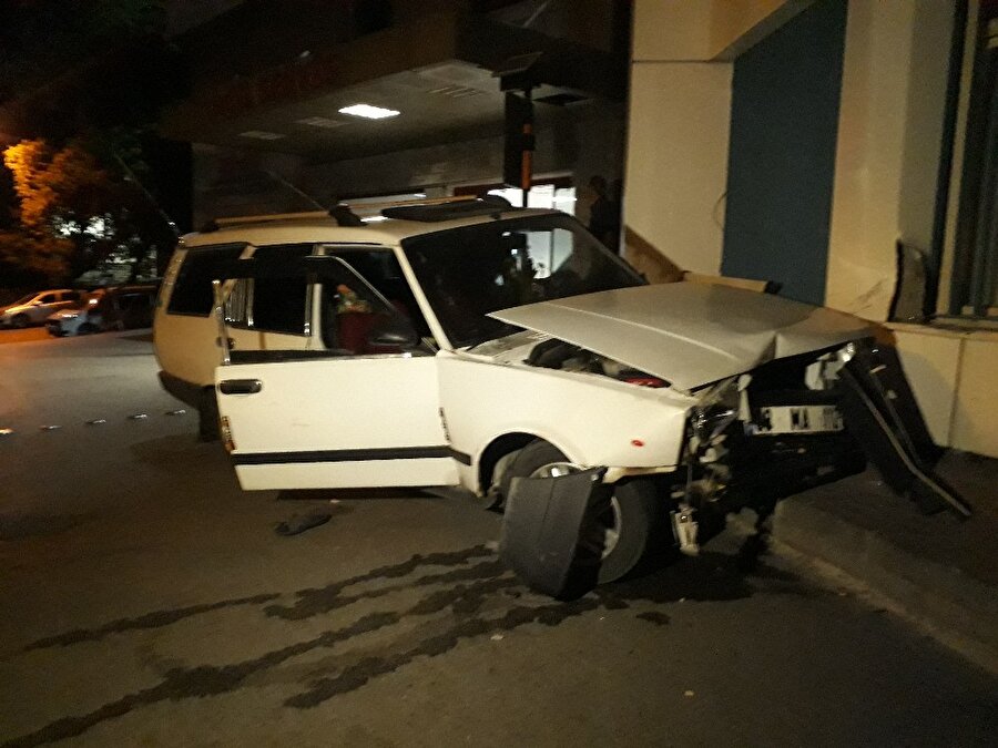 Acil Servisin duvarına çarpan araç böyle görüntülendi.