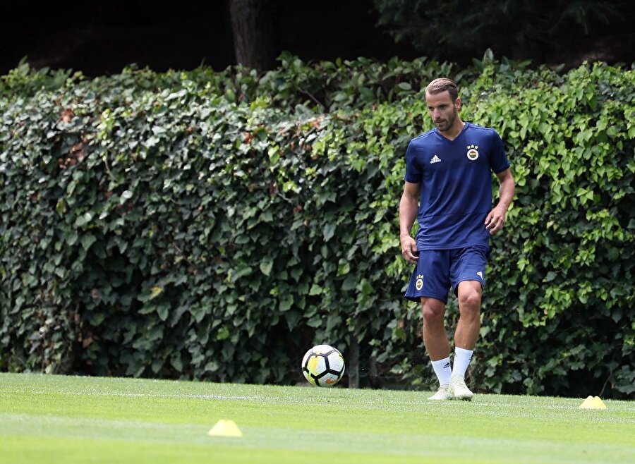 Roberto Soldado idmanda takım arkadaşıyla pas çalışıyor.