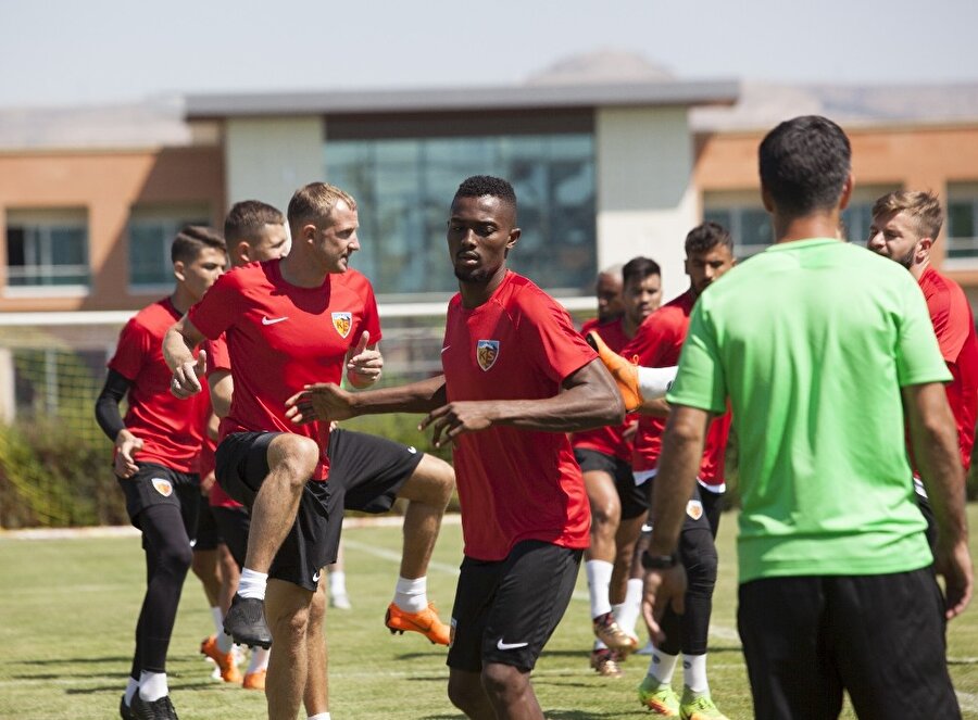 Mensah ilk antrenmanına çıktı