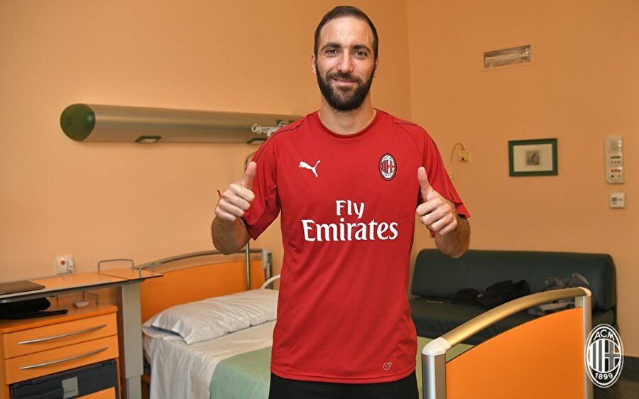 Gonzalo Higuain Milan formasını giydi.