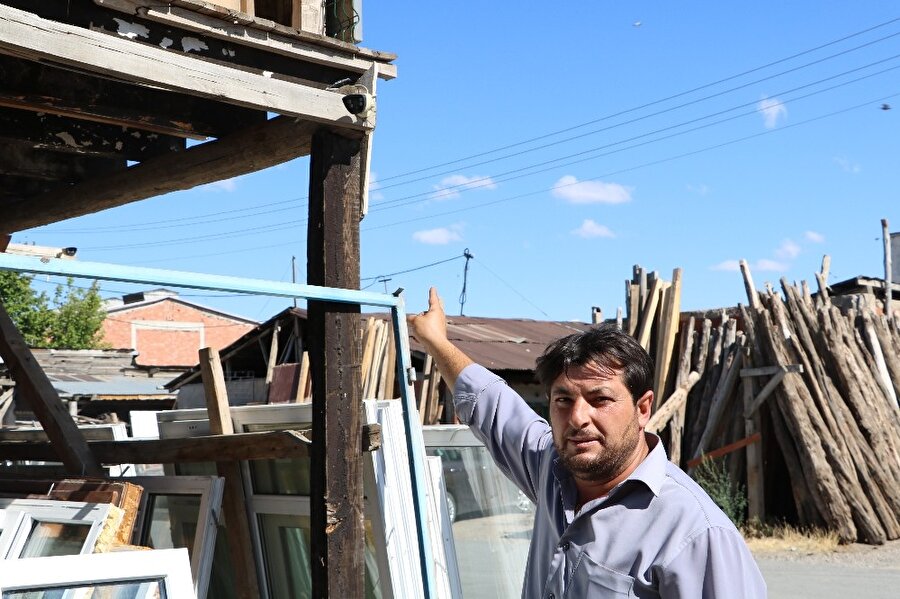 Geçtiğimiz gün 4 dükkandan 150 kilo civarında bakır kablo çalan hırsızlar kameralar tarafından kaydedildi.
