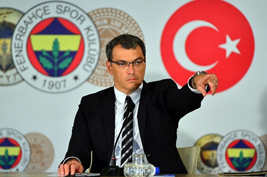 Comolli, Slima'nin basın toplantısında parmak kaldıran gazeteciye soru sorması için söz veriyor.
