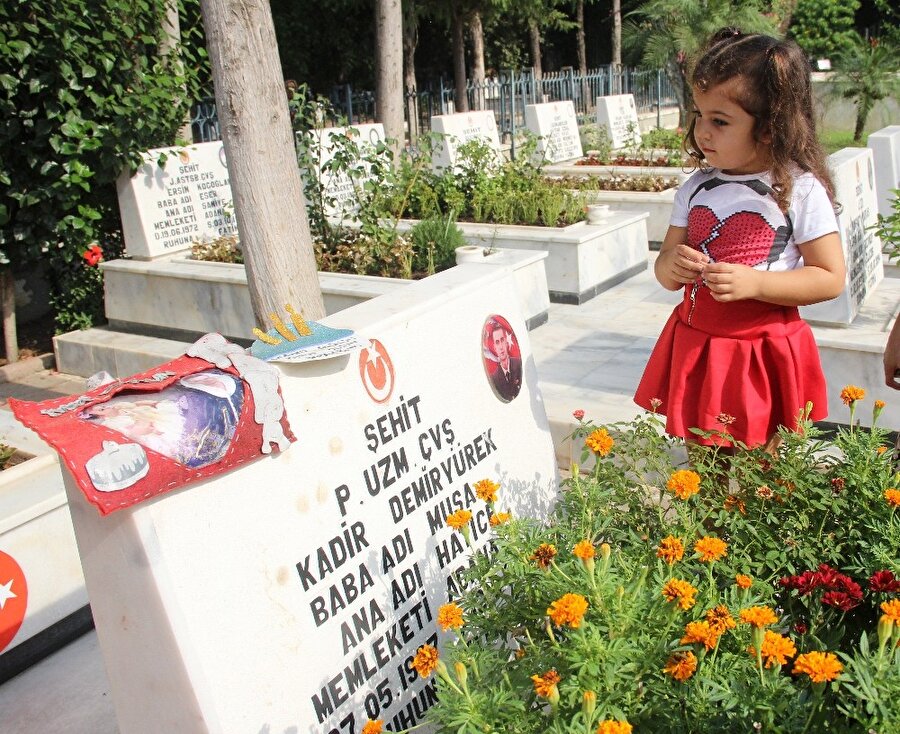 Şehit babasına bayram şekeri getirdi