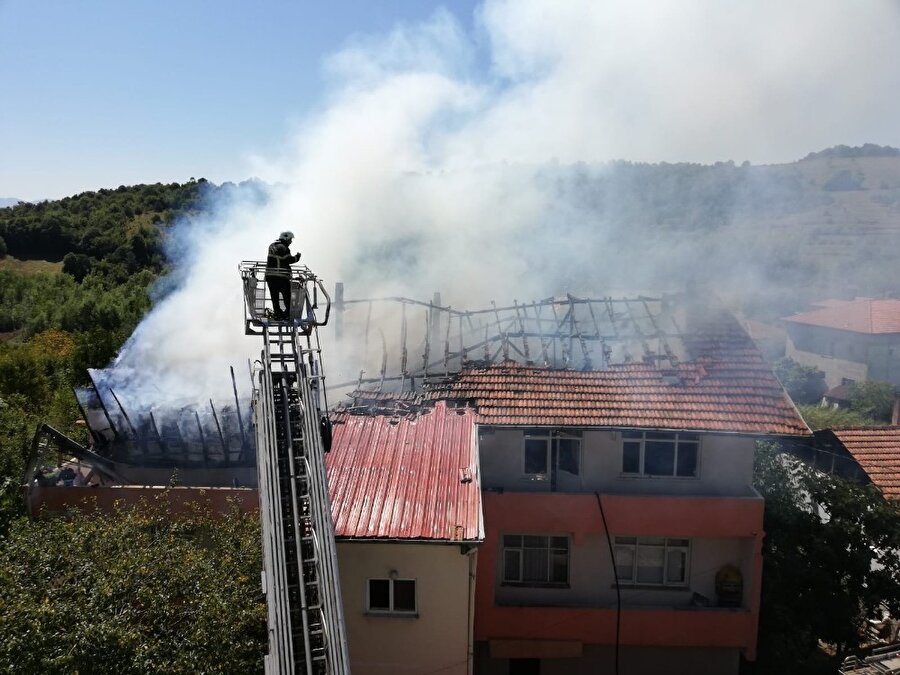 Zonguldak'ta ailesiyle problemleri olan Selim Varol'un ailesinin kaldığı binayı yaktığı iddia edildi.