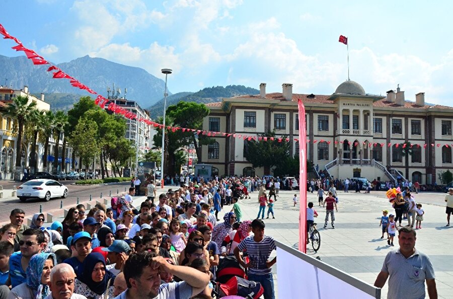 Bedava dondurma kuyruğu metrelerce uzadı.