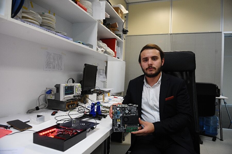 18 yaşındaki öğrenci yüzde yüz yerli anakart üretti! 