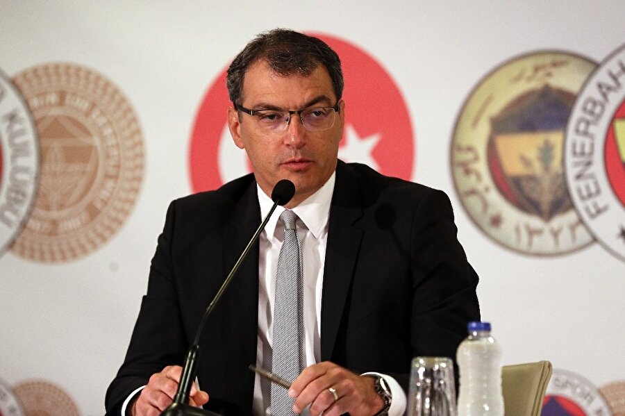 Damien Comolli, yeni transferlerin imza töreninde basın mensuplarının sorularını yanıtlıyor.
