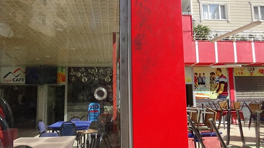 4 gün önce de aynı kafeye giren ve sigara çalan hırsızların rahat tavrı dikkatlerden kaçmadı.