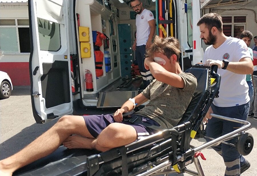 18 yaşındaki Özgür G., sokakta bulduğunu söylediği kuru sıkı tabancayı kurcalarken tabanca kazara ateş aldı.
