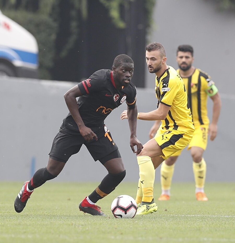Galatasaray, İstanbulspor'u Muğdat Çelik'in attığı gollerle 2-1 yendi.