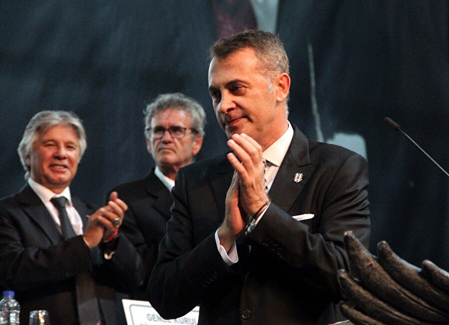 Beşiktaş Başkanı Fikret Orman, Eylül ayında yeniden başkan seçilmesinin ardından tebriklere alkışla karşılık veriyor.