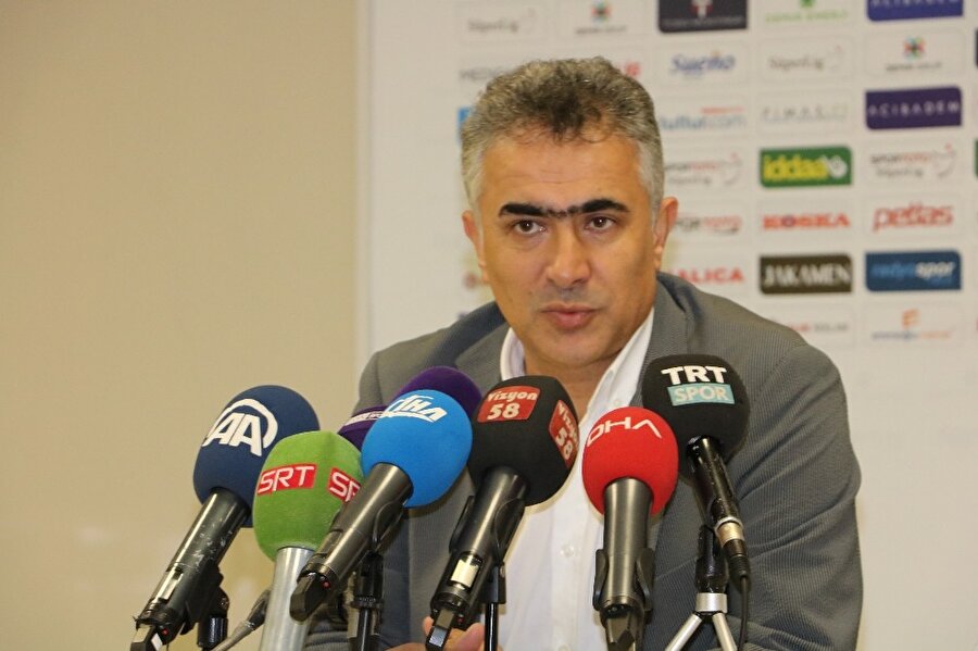 Teknik direktör Mehmet Altıparmak, karşılaşma sonrası basın mensuplarına açıklamalarda bulunuyor.