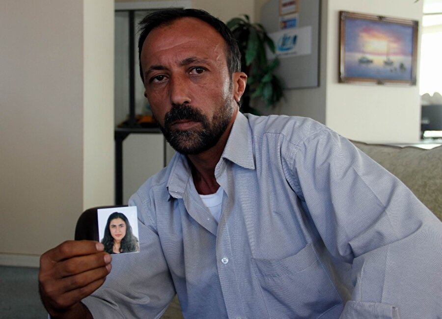 Baba Mustafa Acı, kızından haber bekliyor.