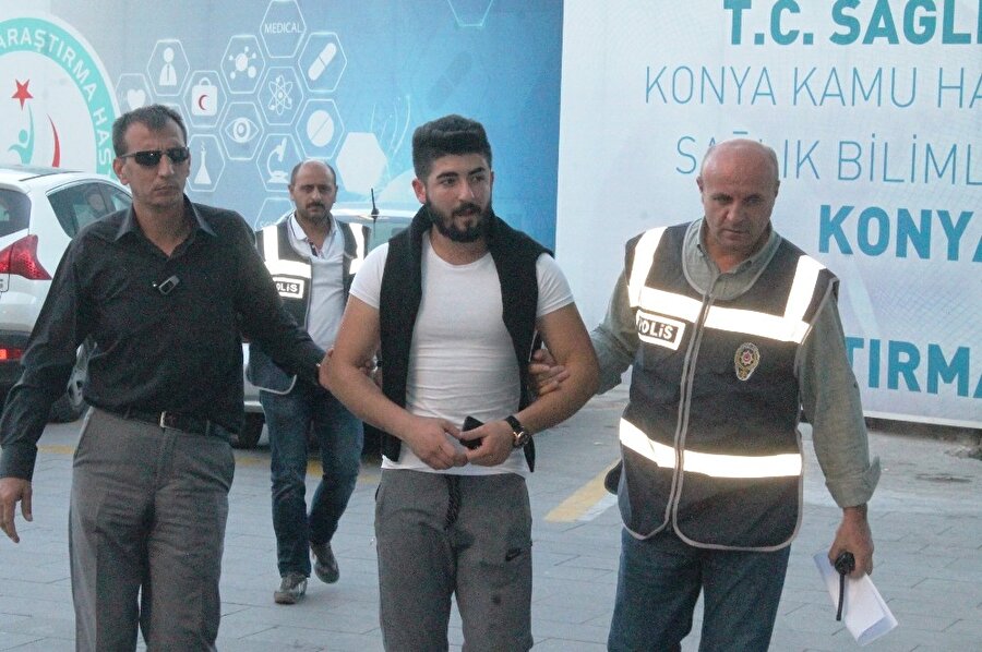 Elinde pompalı tüfek olan kişinin havaya art arda ateş ettiği o anlar bir vatandaşın cep telefonu kamerasına yansıdı. 