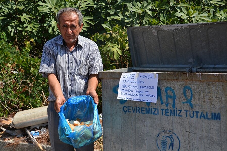 Önder Bülbül, 10 yıldan bu yana sokak hayvanları için çöpe atılan ekmekleri topluyor.