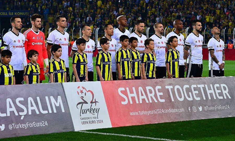 Geçen sezon oynanan derbide Beşiktaş 11'i karşılaşma öncesinde seremonideki yerini almış.