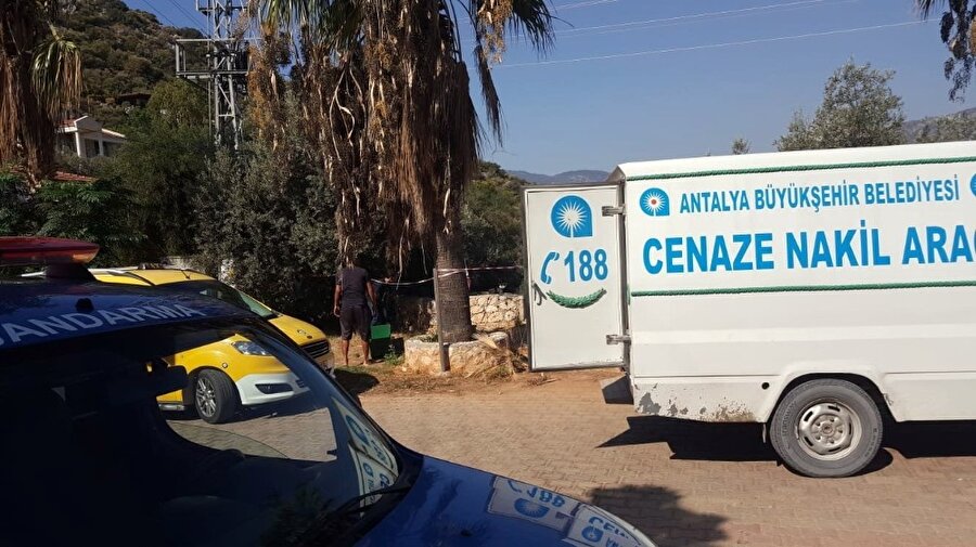 Elleri ve yüzünde yanıklar bulunan ceset otopsi yapılmak üzere Adli Tıpa götürüldü.