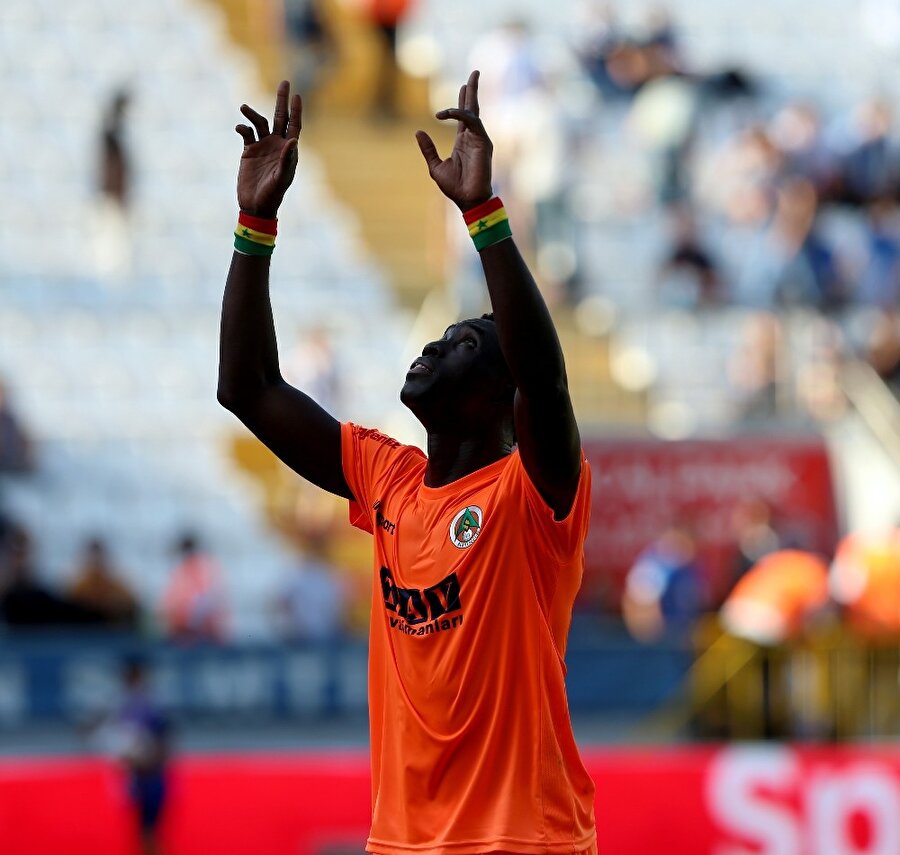 Pabiss Cisse, boş kale yakaladığı fırsatı değerlendiremeyip sonrasında topu filelerle buluşturmayı başardıktan sonra gol sevinci yaşıyor.