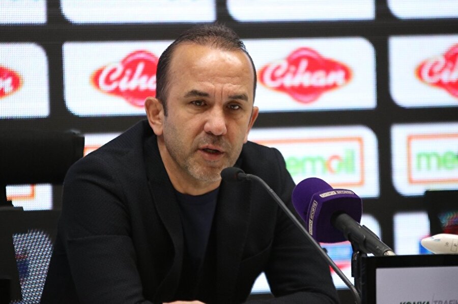 Mehmet Özdilek, maç sonunda basın toplantısı gerçekleştiriyor.
