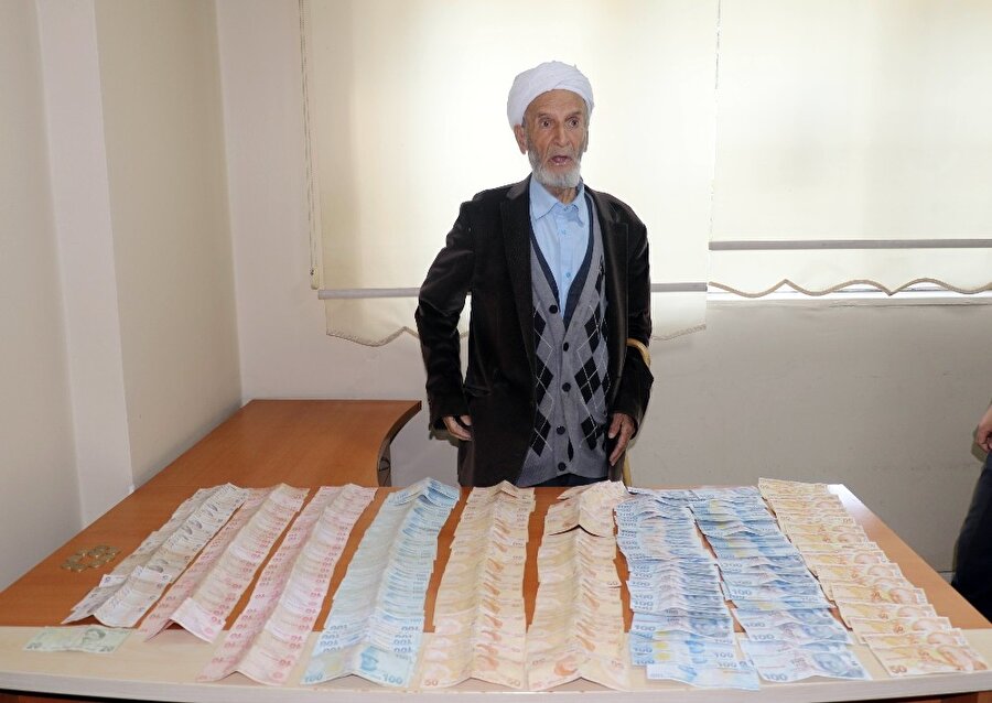 Dilencinin çantasından çıkan sahte paralar zabıtayı bile şaşırttı