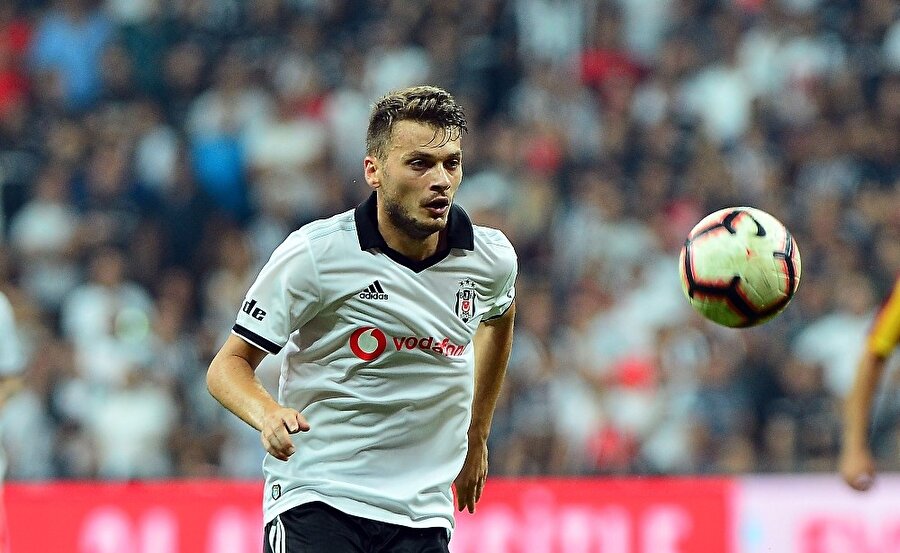 Adem Ljajic, önüne düşen topu kontrol etmeye çalışıyor...
