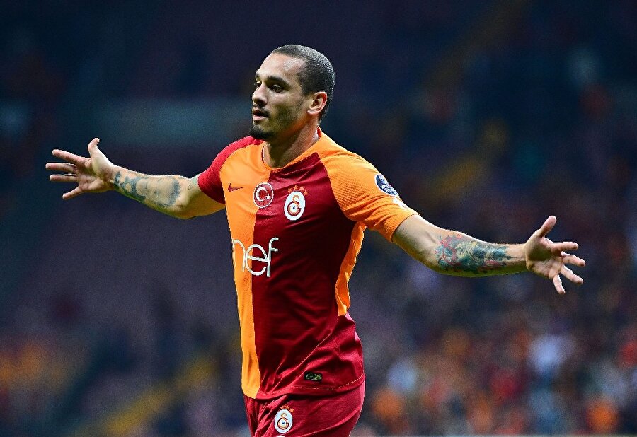 Maicon gol sonrası sevincini taraftarlarla paylaştı.