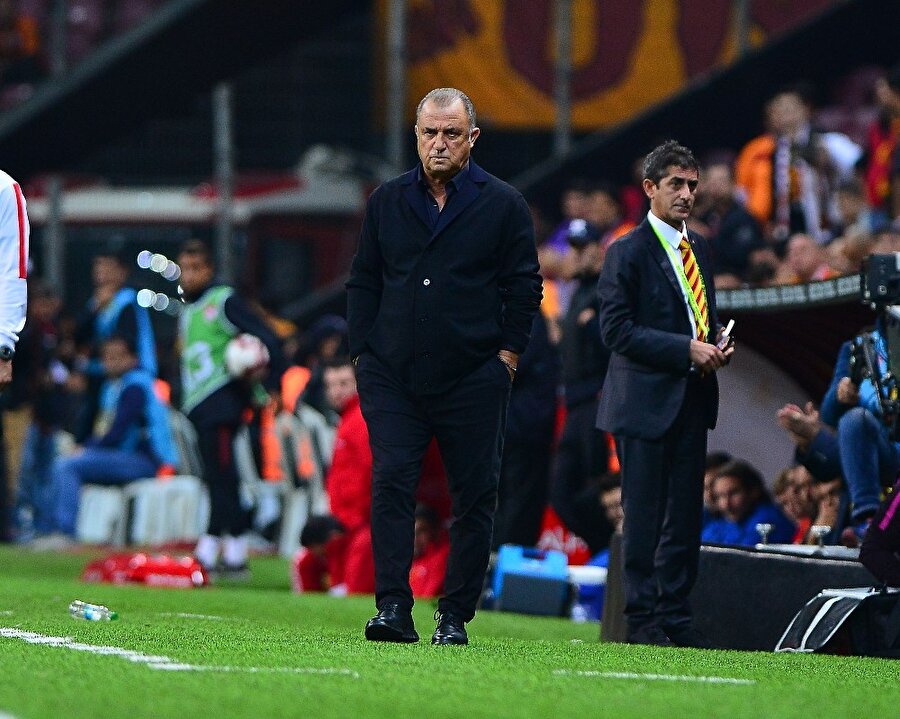Galatasaray Teknik Direktörü Fatih Terim'in sarı kırmızılı ekibin başında çıktığı 300. müsabakadan bir kare.