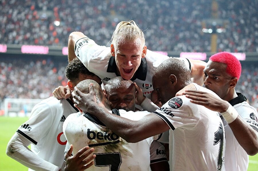 Siyah beyazlı futbolcular Vagner Love'un golünden sonra tribünlerin önünde birlikte sevindiler.