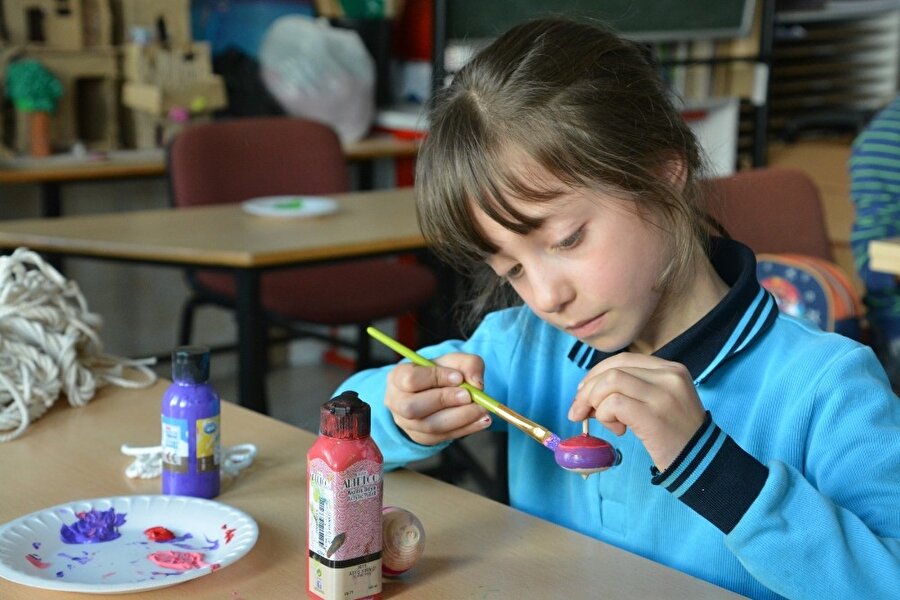 TÜBİTAK - Milli Eğitim ortaklığıyla gerçekleştirilen etkinlikte çocuklar birçok farklı materyal kullanarak yeterliliklerini artırmaya gayret gösteriyor.