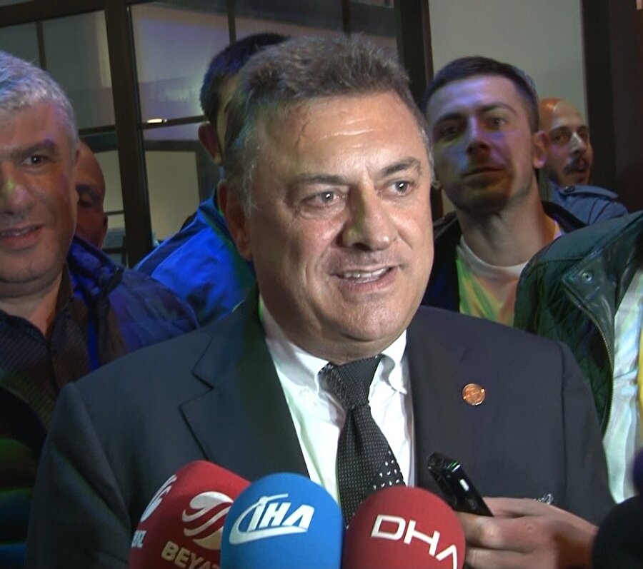 Hasan Kartal, basın mensuplarına açıklamalarda bulunurken...