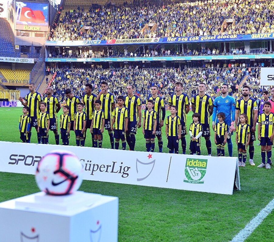 Fenerbahçeli futbolcular seremonide başlama vuruşunu bekliyor.