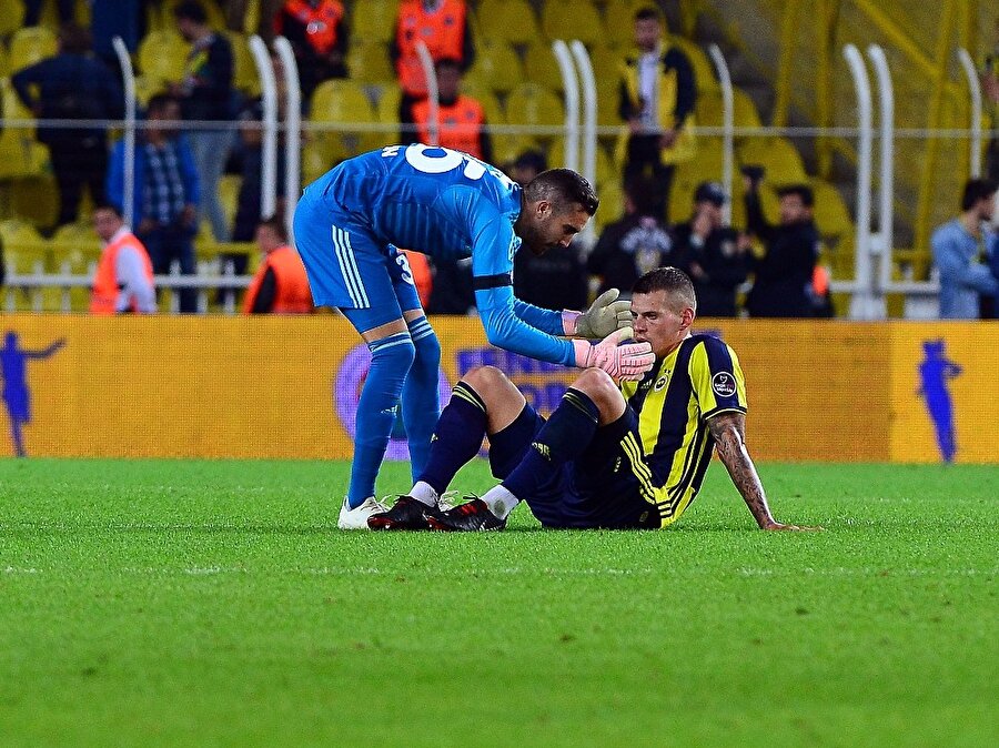 Harun Tekin, Martin Skrtel'i teselli ediyor.