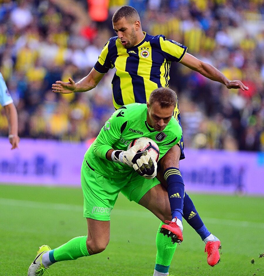 Fenerbahçe'nin yeni transferi Islam Slimani, Başakeşehir kalecisi Mert Günok ile mücadele ediyor.