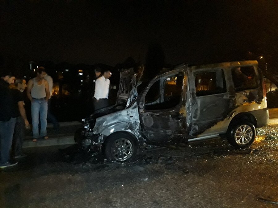 Otomobile müdahalede bulunan itfaiye erleri, yangını kontrol altına aldı.