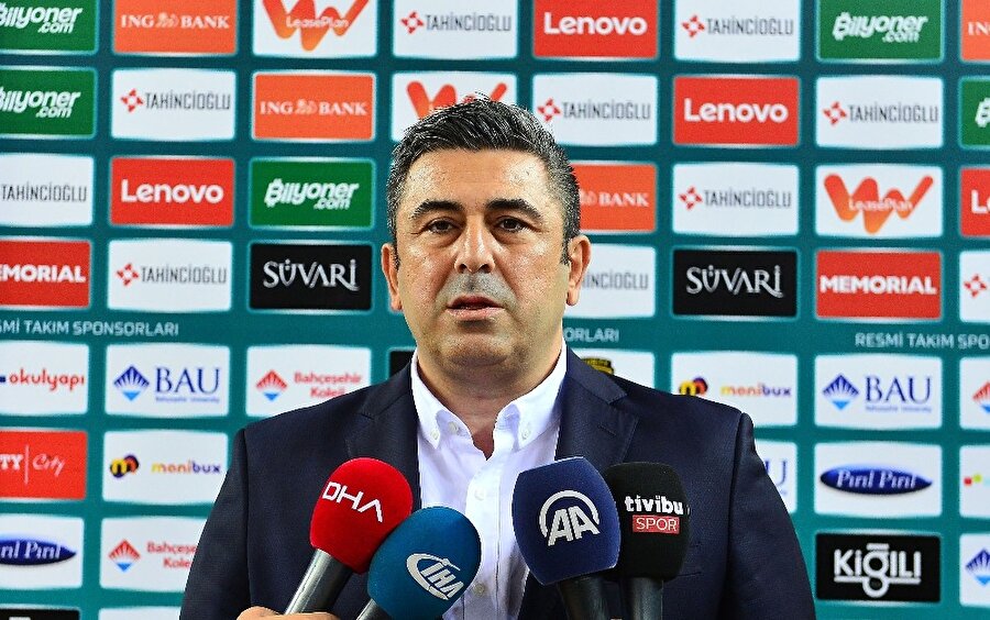 Bahçehir Koleji Basketbol Takımı Genel Sekreteri Alpaslan Aydın basın mensuplarının sorularını yanıtlarken.