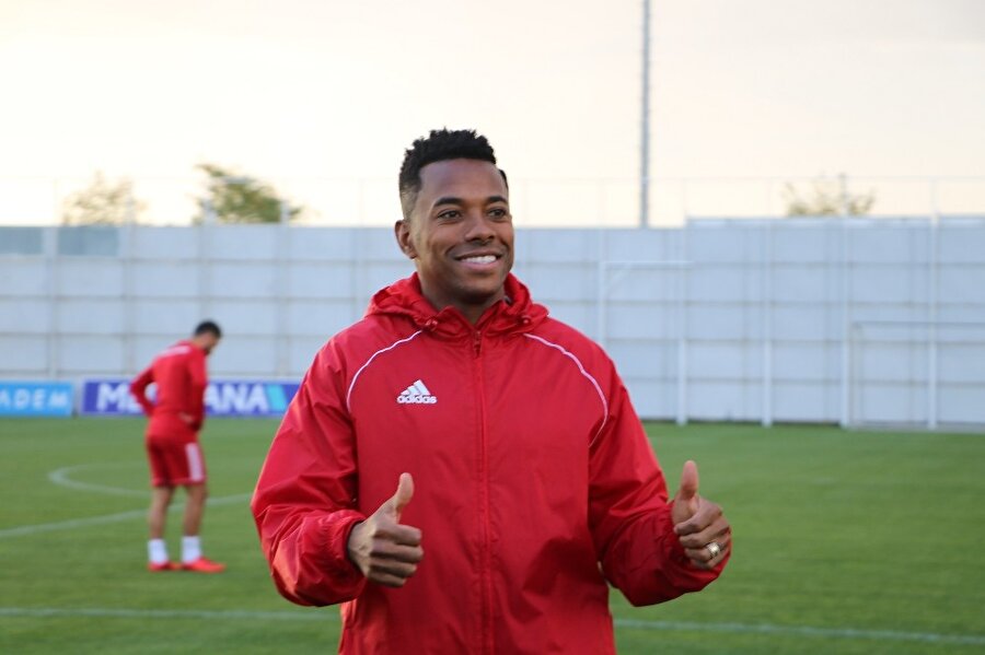 Robinho, objektiflere poz vermeyi ihmal etmedi.