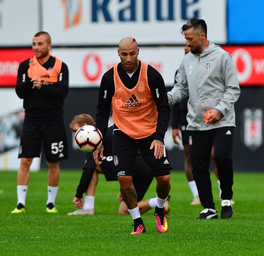 Ricardo Quaresma, yeni imajıyla antrenmanda yer aldı.