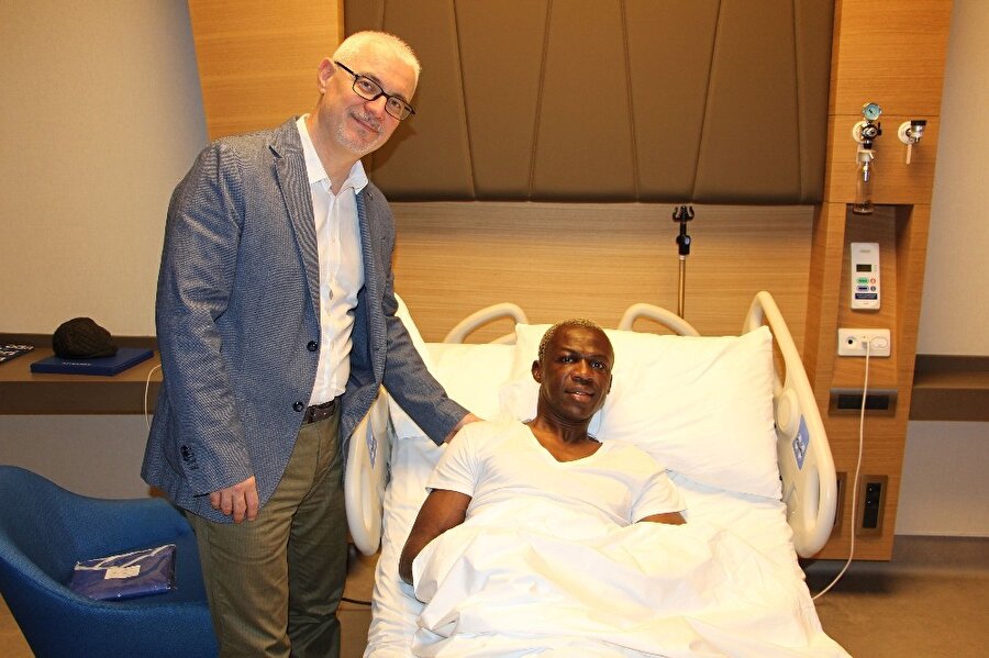 Kone, hastanede doktoruyla birlikte objektiflere poz verirken.