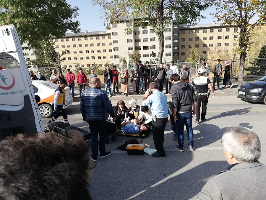 Çarpmanın etkisiyle yaralanan vatandaşa 112 sağlık görevlileri müdahale etti.