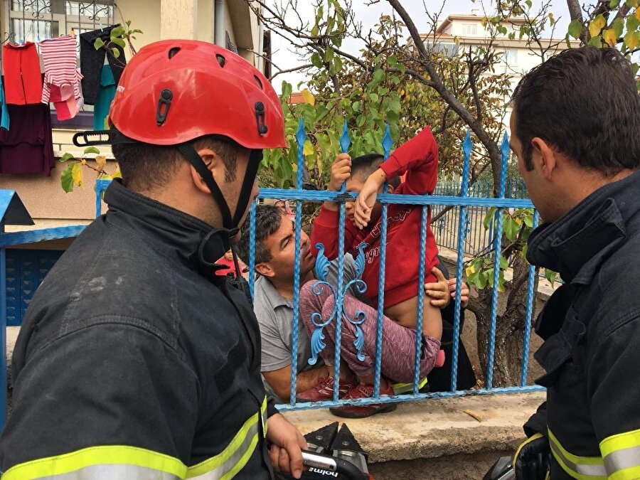 Muhammet K.'nın kolu korkuluk demirine saplandı.