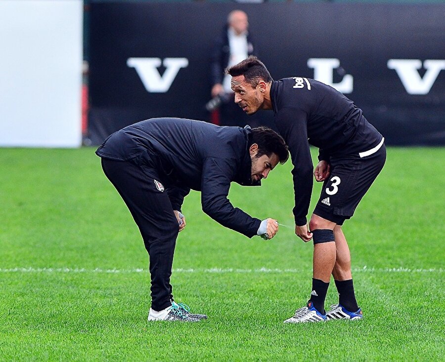 İdmanda sakatlanan Adriano'ya sprey ile ilk tedavi uygulanıyor.