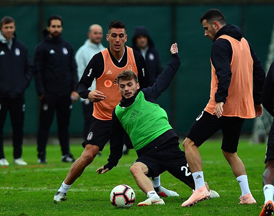 Adem Ljajic antenmanda top kapmaya çalışırken.