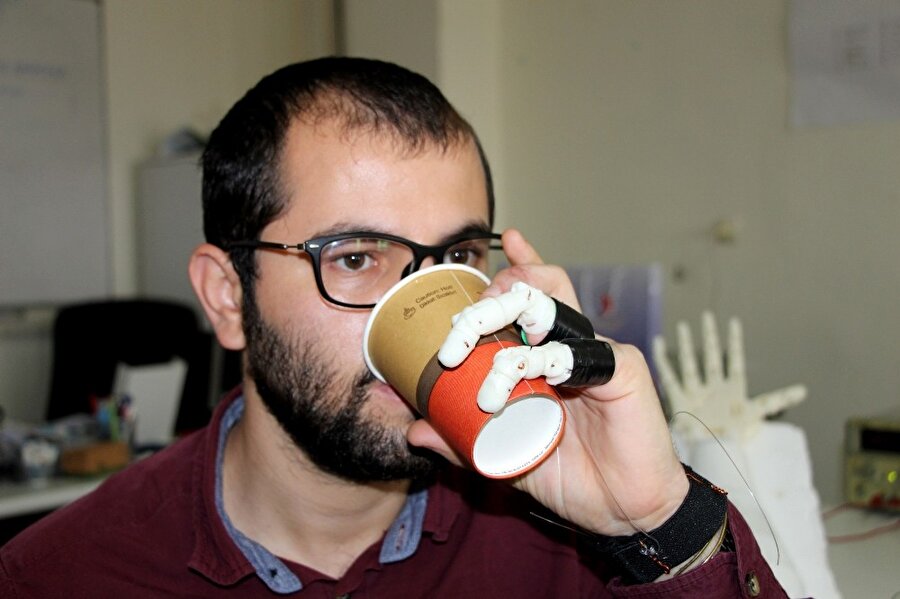 Avat'ın geliştirdiği protez parmaklar günlük işleyişte birçok işlemi gerçekleştirebilmesini sağlıyor. 