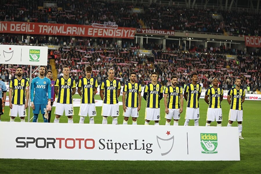 Fenerbahçe takımı, Sivasspor maçının seremonisinde İstiklal Marşı'nı bekliyor.