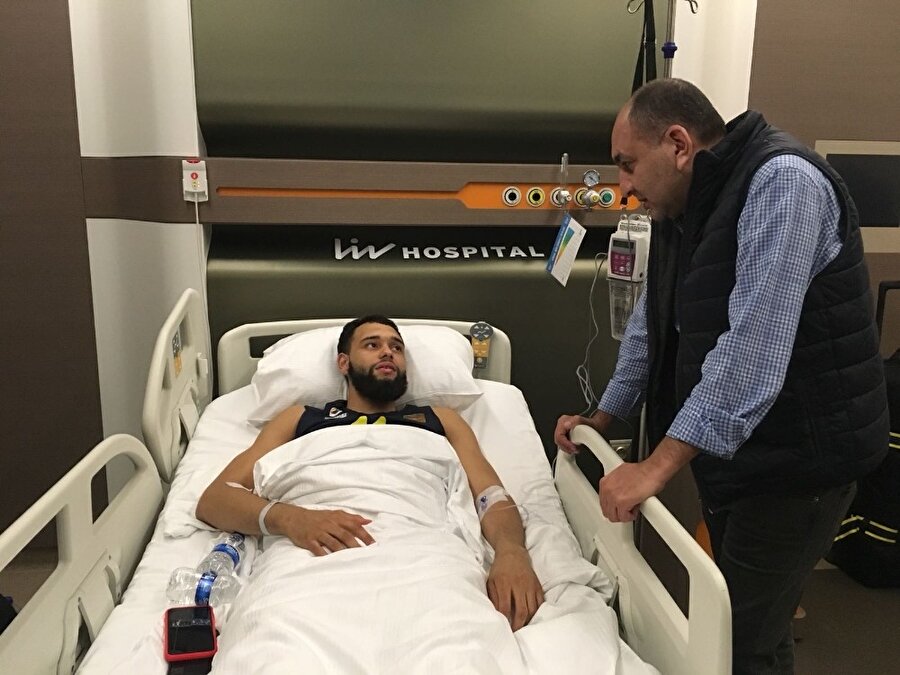 Fenerbahçe Asbaşkanı Semih Özsoy, bacağı kırılan Tyler Ennis'i hastanede ziyaret etti.