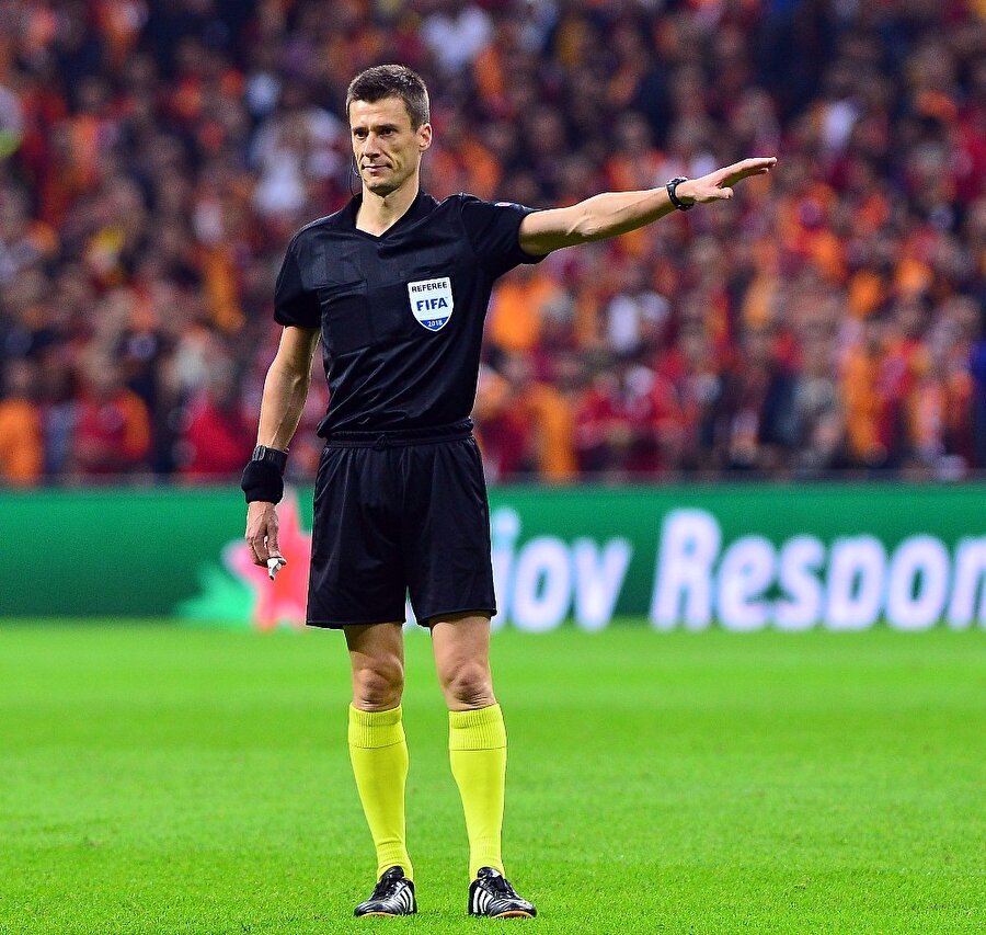 Galatasaray - Schalke 04 maçının hakemi Bastien ilk yarının bitişini ilan eden düdüğü çalıyor...